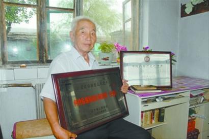 何钧佑为乡亲们讲述锡伯族历史故事□陈大勇 摄