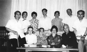 马学良(右一)与吴文藻(前排左二)、冰心(前排左一)等人的合影