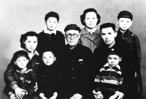马学良一家在上世纪50年底拍摄的全家福